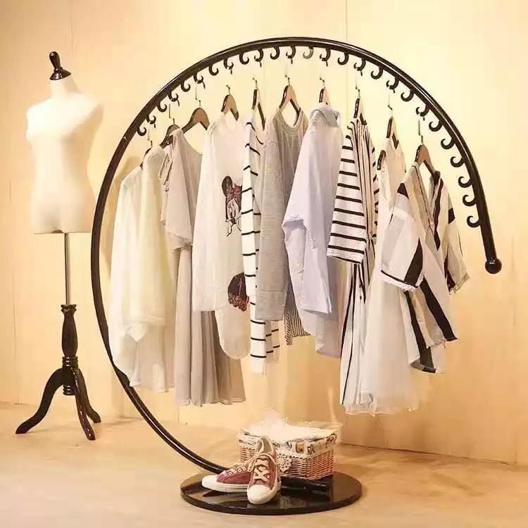 Open Circle Black Metal Clothes Hanger