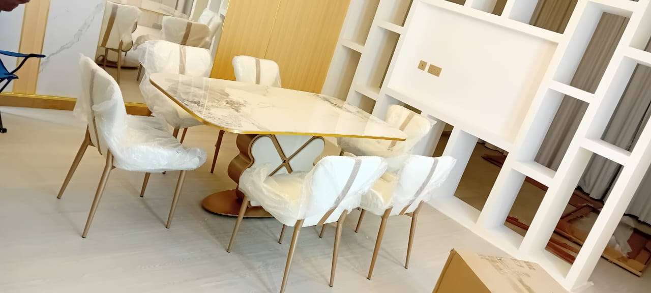 The FLORI dining table with chairs